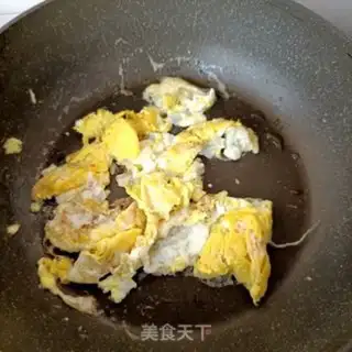 Make White mushroom cucumber fried eggs step 5