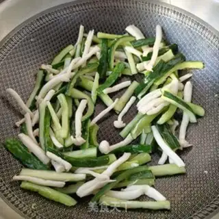 Make White mushroom cucumber fried eggs step 8