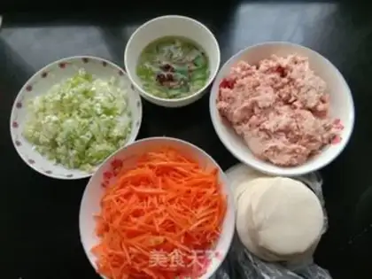 Make Carrot pork fried dumplings step 0