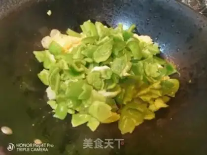 Make Potato pepper fried eggs step 2