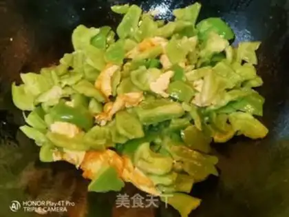 Make Potato pepper fried eggs step 3