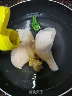 Make Onion hand to rip a chicken leg step 0