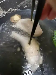 Make Onion hand to rip a chicken leg step 1