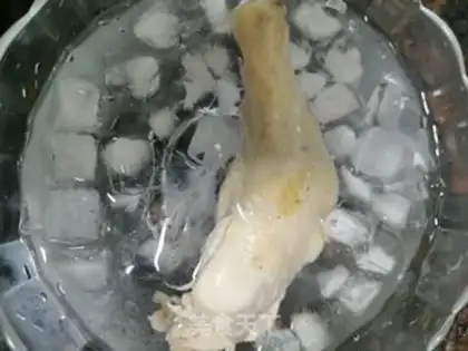 Make Onion hand to rip a chicken leg step 2