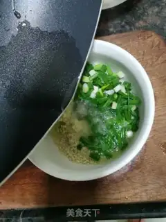 Make Onion hand to rip a chicken leg step 3