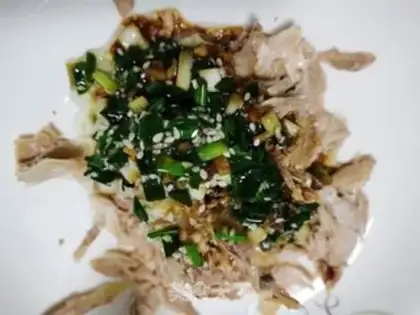 Make Onion hand to rip a chicken leg step 6