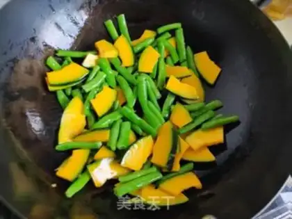 Make Four seasons of bean fried pumpkins step 2