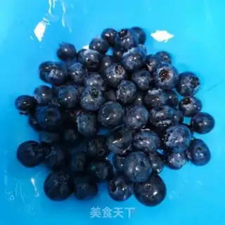 Make Blueberry banana yogurt bowl step 1
