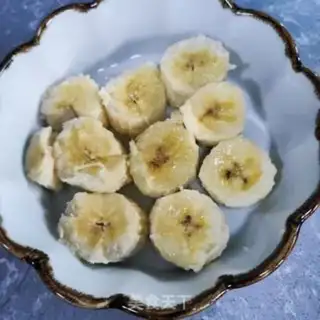 Make Blueberry banana yogurt bowl step 2