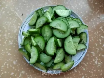 Make The cucumber fried eggs step 1