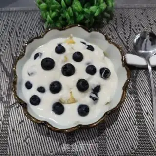 Make Blueberry banana yogurt bowl step 4