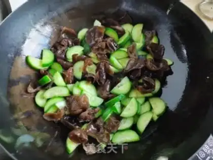 Make The cucumber fried eggs step 4