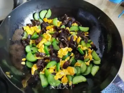 Make The cucumber fried eggs step 5
