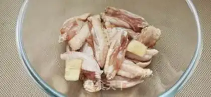 Make Roasted chicken wings onions step 0