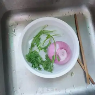 Make Onions with bean skin step 1