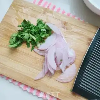 Make Onions with bean skin step 2