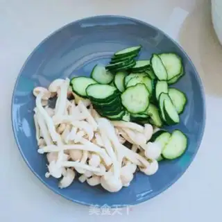 Make cucumber meatball soup step 1