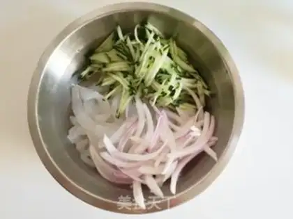 Make cucumber piping step 1