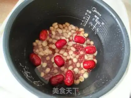 Make ♪ Hawk Bean Three Red Lotus soup ♪ step 1