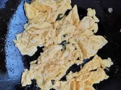 Make Tomato fried eggs step 3
