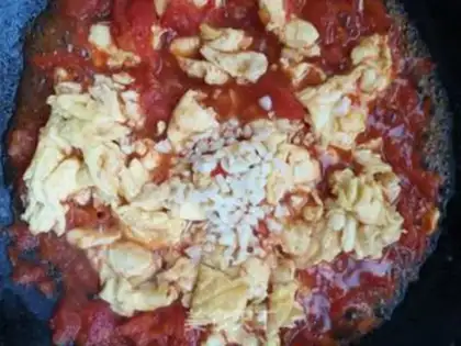 Make Tomato fried eggs step 8