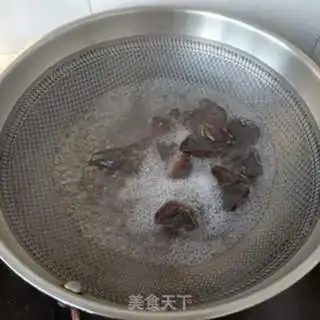 Make cucumber-mix beef step 2