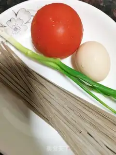 Make Eggs and tomatoes and noodles step 0