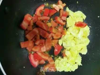 Make Eggs and tomatoes and noodles step 3