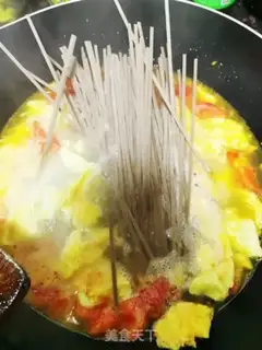 Make Eggs and tomatoes and noodles step 4