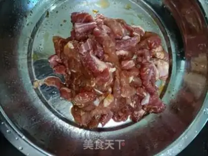Make Paprika with black pork and plum step 1