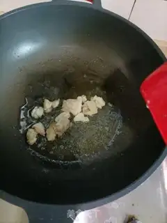 Make Paprika with black pork and plum step 2
