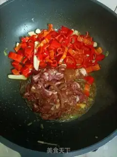 Make Paprika with black pork and plum step 5