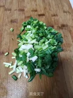 Make Onion fried green bean sprouts step 2