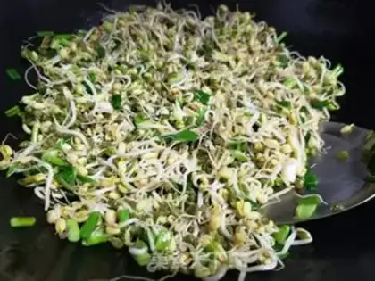 Make Onion fried green bean sprouts step 3