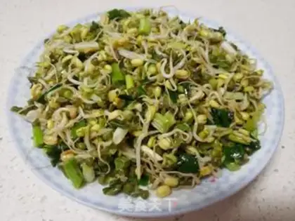 Make Onion fried green bean sprouts step 4