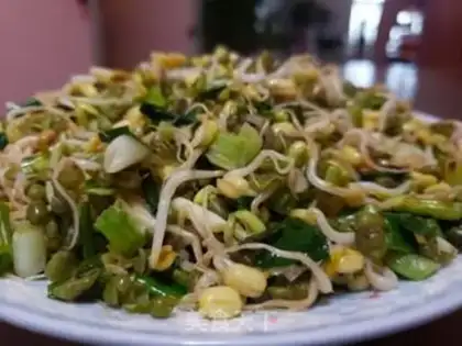 Make Onion fried green bean sprouts step 5