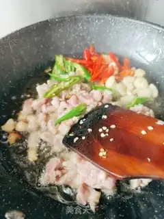 Make Gold-cracking mushroom fried meat step 4