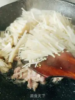 Make Gold-cracking mushroom fried meat step 5