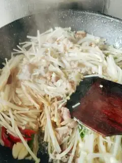 Make Gold-cracking mushroom fried meat step 6