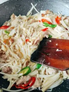 Make Gold-cracking mushroom fried meat step 7