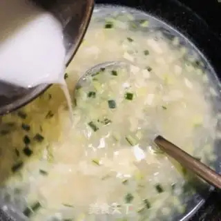 Make cucumber tofu egg soup step 1