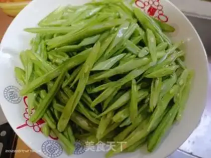 Make Spicy four-season beans step 1