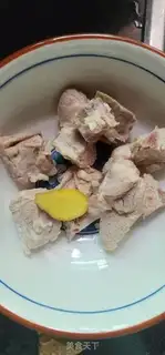 Make Lotus Tze is making peanut chop soup step 2