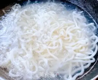 Make Tomato lunch and eggnog noodles step 1