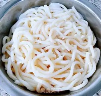 Make Tomato lunch and eggnog noodles step 2