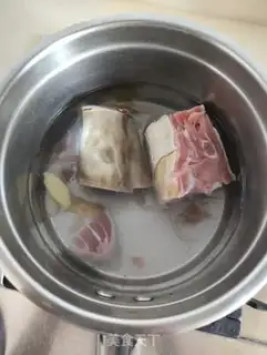 Make Golden ham and melon soup step 0