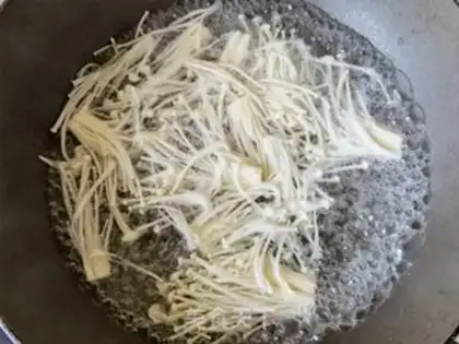 Make ♪ Golden fungus spinach with black tofu ♪ step 2