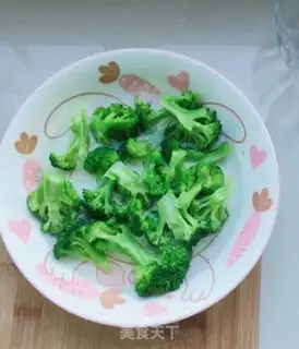 Make Sea cucumbers and blue flowers step 3