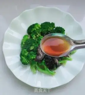 Make Sea cucumbers and blue flowers step 8