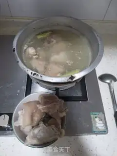 Make Hot pig hoof step 1